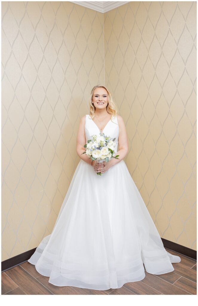 bride holding bouquet 